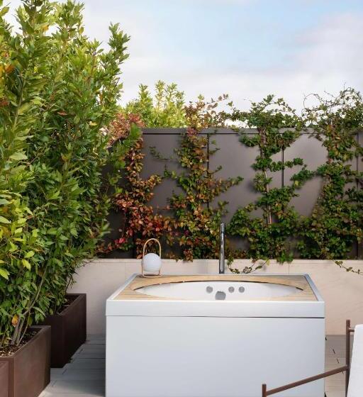 سوئیت جونیور با ماساژ آبی, Radisson Collection Hotel, Magdalena Plaza Sevilla