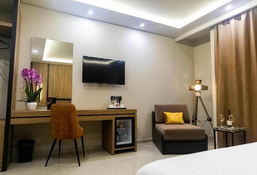 اتاق لوکس با بالکن و چشم‌انداز دریا, Kraal Hotel Vlore