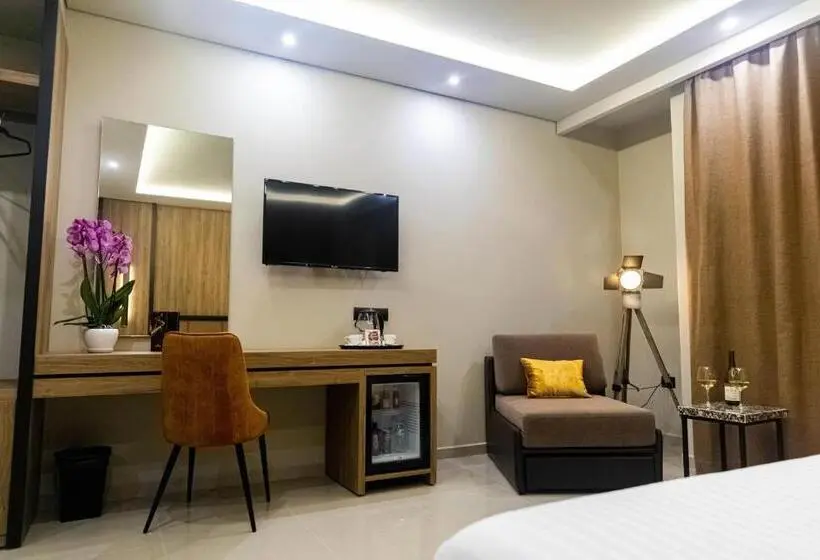 اتاق لوکس با بالکن و چشم‌انداز دریا, Kraal Hotel Vlore
