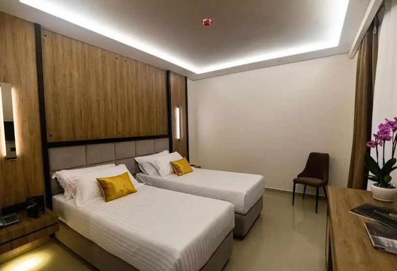 اتاق خانوادگی, Kraal Hotel Vlore