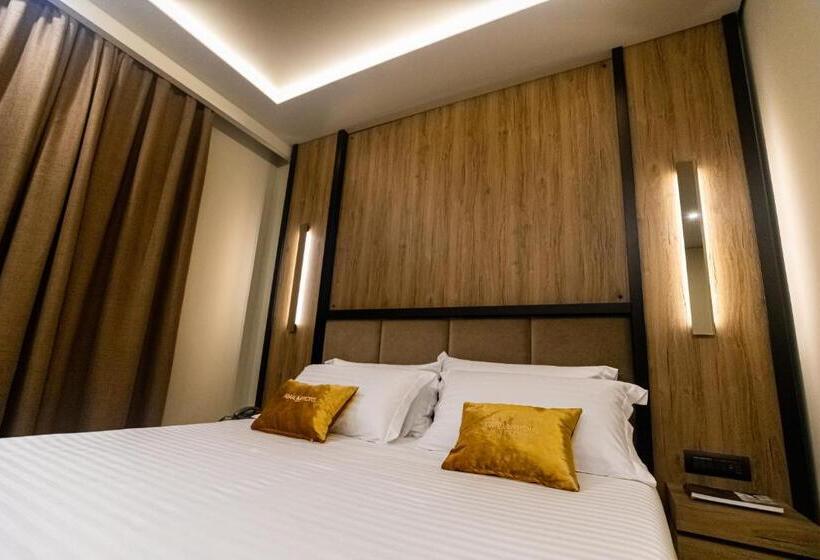اتاق خانوادگی, Kraal Hotel Vlore