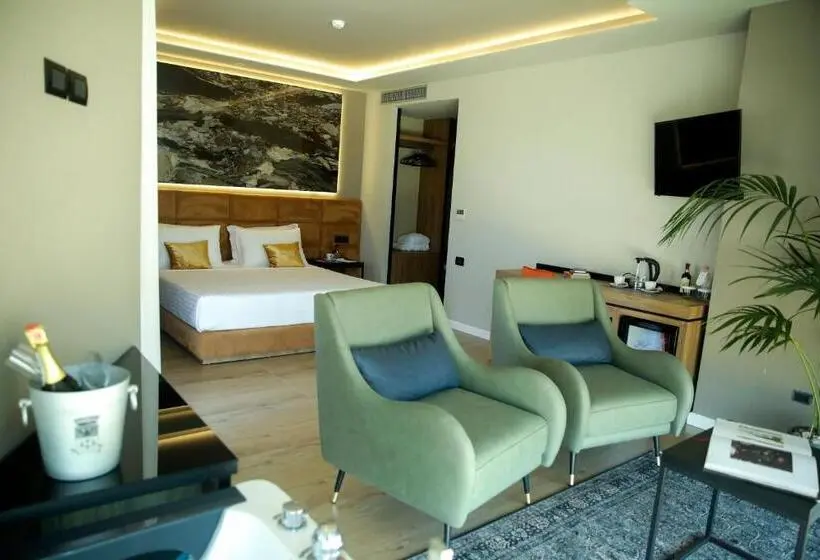 سوییت جونیور با چشم‌انداز دریا, Kraal Hotel Vlore
