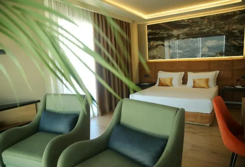 سوییت جونیور با چشم‌انداز دریا, Kraal Hotel Vlore