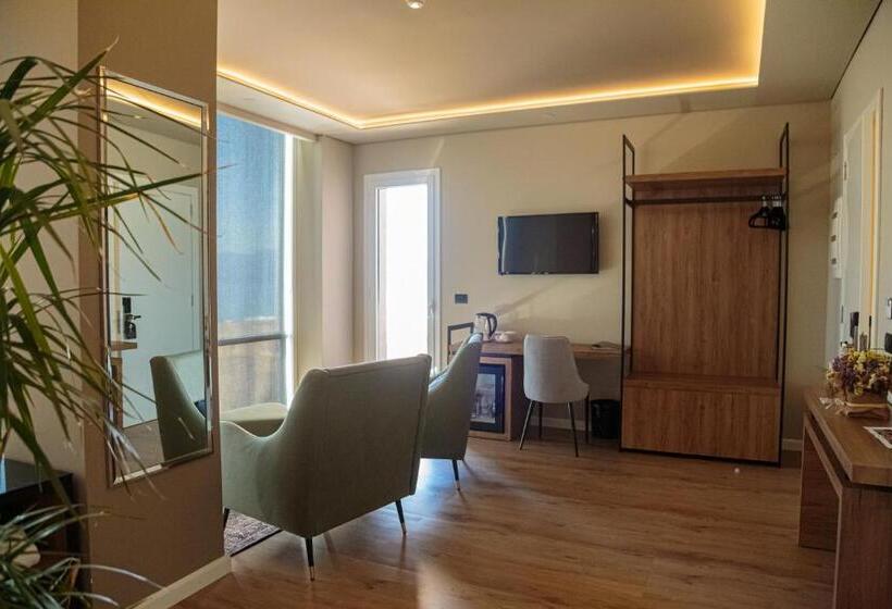 سوییت با چشم‌انداز دریا, Kraal Hotel Vlore