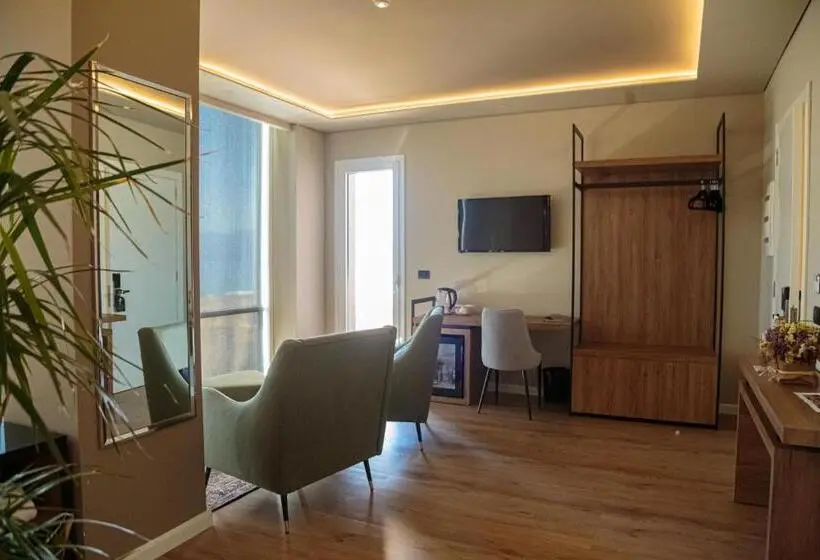 سوییت با چشم‌انداز دریا, Kraal Hotel Vlore
