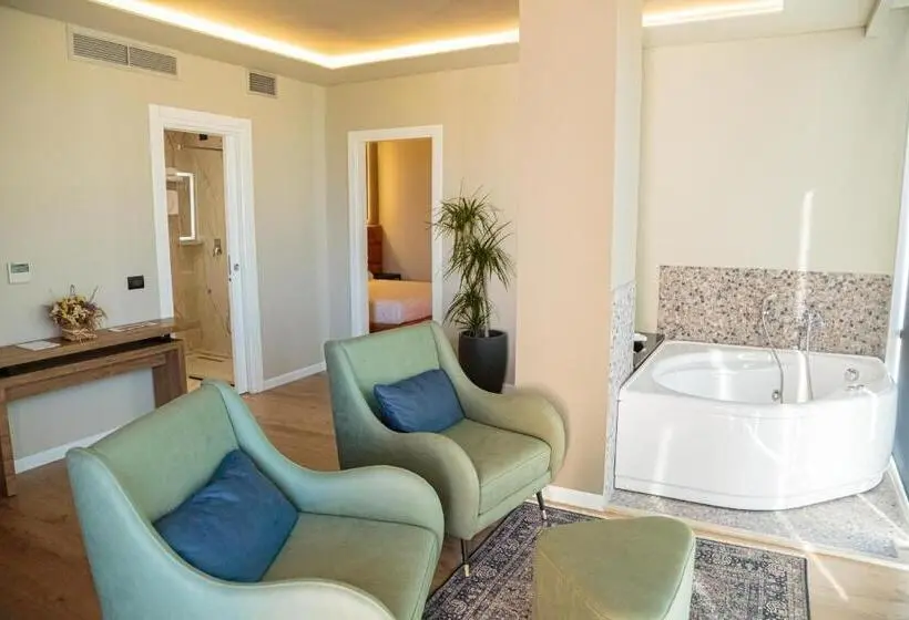 سوییت با چشم‌انداز دریا, Kraal Hotel Vlore
