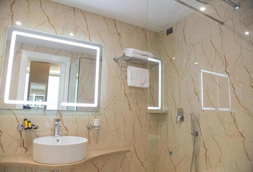 חדר דלוקס לשלושה עם נו לים, Kraal Hotel Vlore