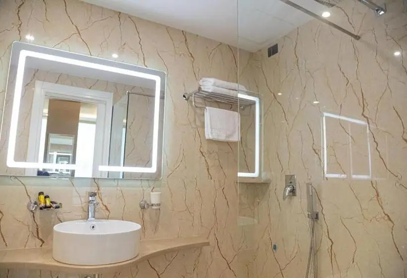اتاق سه نفره دلوکس با چشم‌انداز دریا, Kraal Hotel Vlore