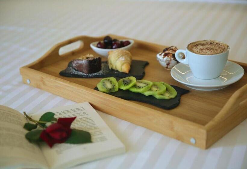 اتاق سه نفره دلوکس با چشم‌انداز دریا, Kraal Hotel Vlore