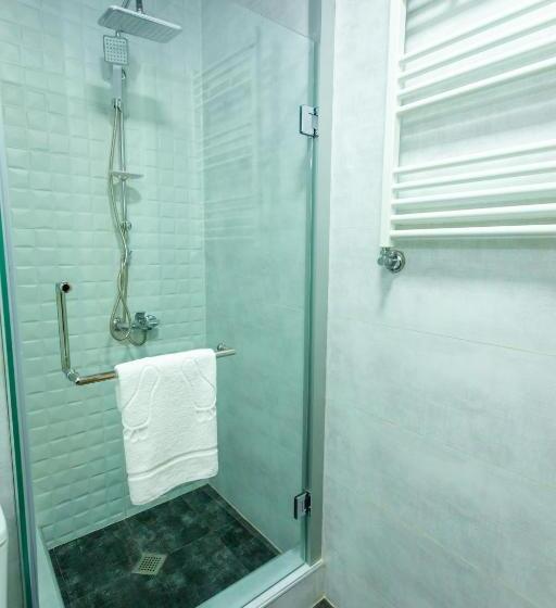 اتاق استاندارد سه تخته با بالکن, Rustaveli