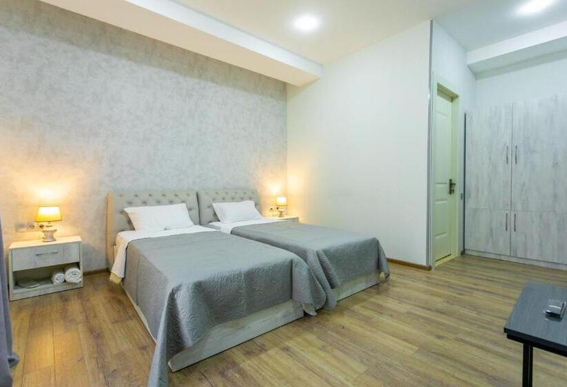 اتاق استاندارد سه تخته با بالکن, Rustaveli