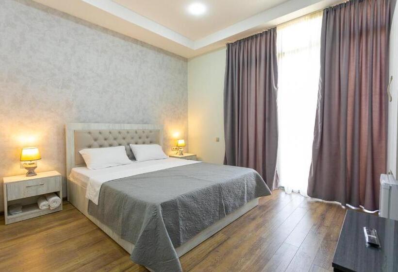 اتاق استاندارد با بالکن, Rustaveli