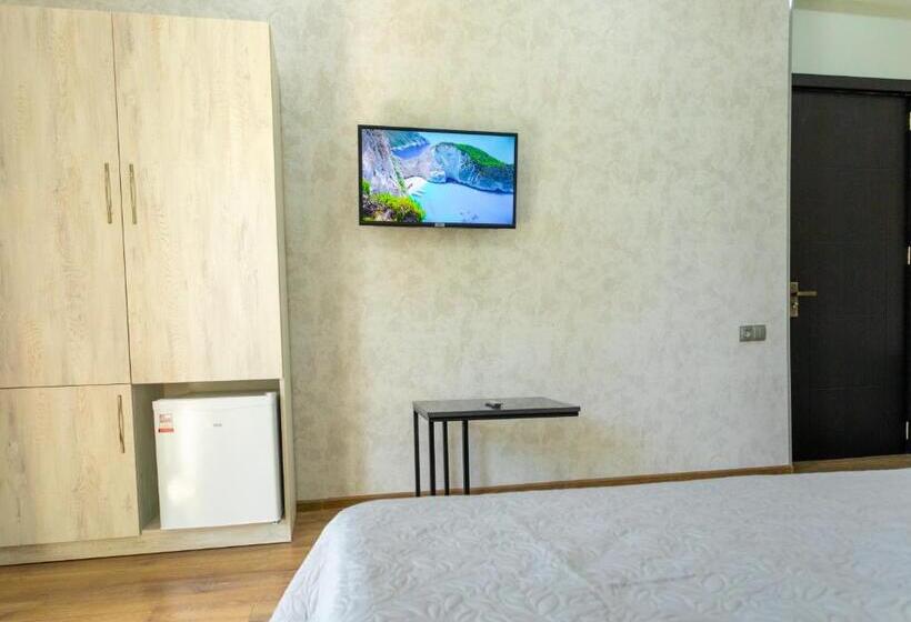 اتاق استاندارد با بالکن, Rustaveli