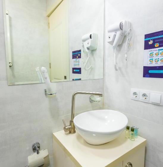 اتاق استاندارد با بالکن, Rustaveli