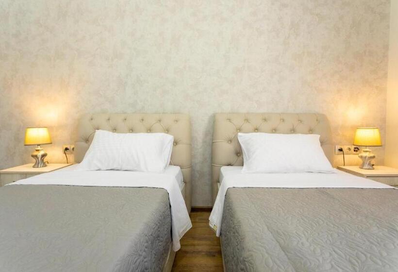 اتاق استاندارد با بالکن, Rustaveli