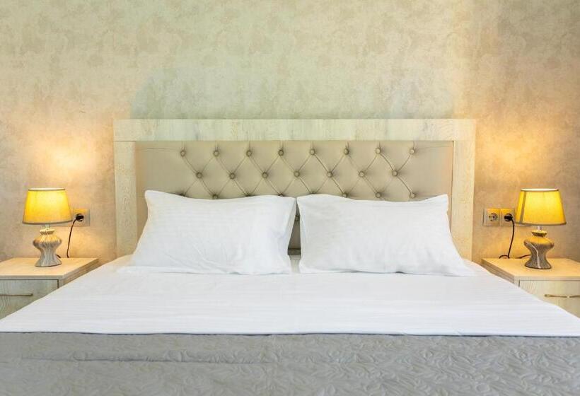 اتاق لوکس سه تخته, Rustaveli