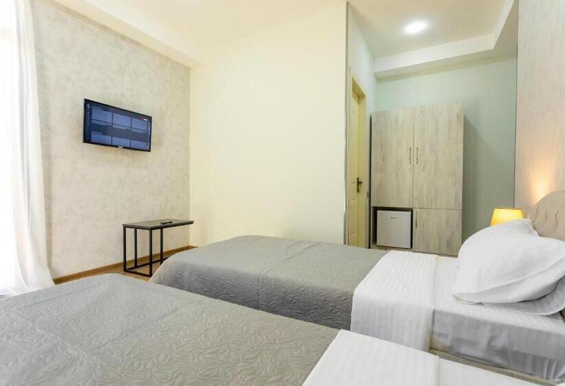 اتاق استاندارد با بالکن, Rustaveli