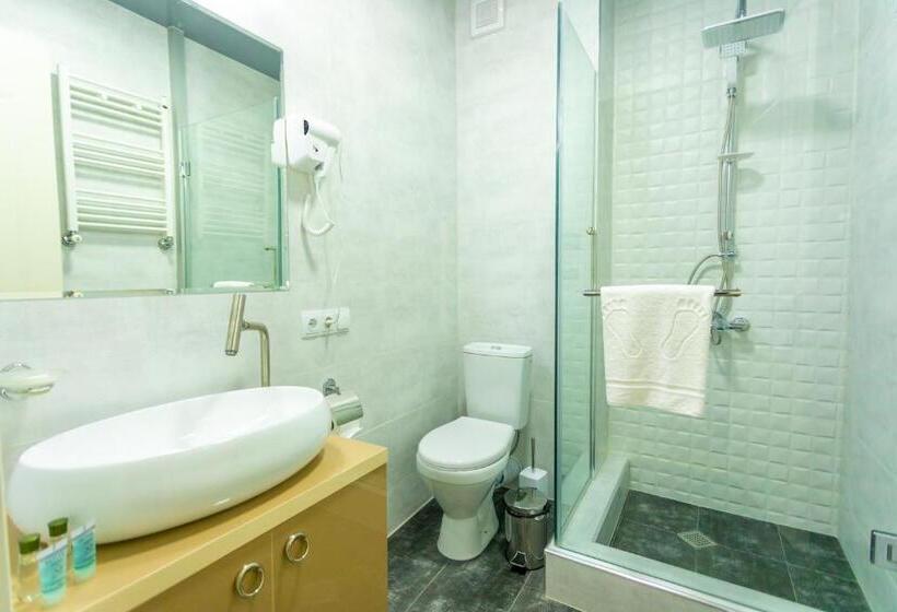 اتاق استاندارد با بالکن, Rustaveli