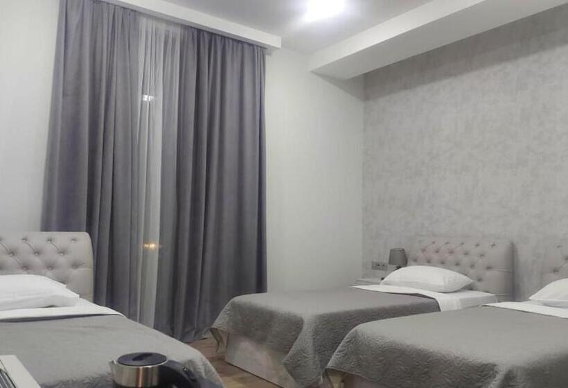 اتاق استاندارد سه تخته با بالکن, Rustaveli