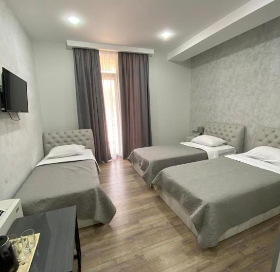 اتاق استاندارد سه تخته با بالکن, Rustaveli