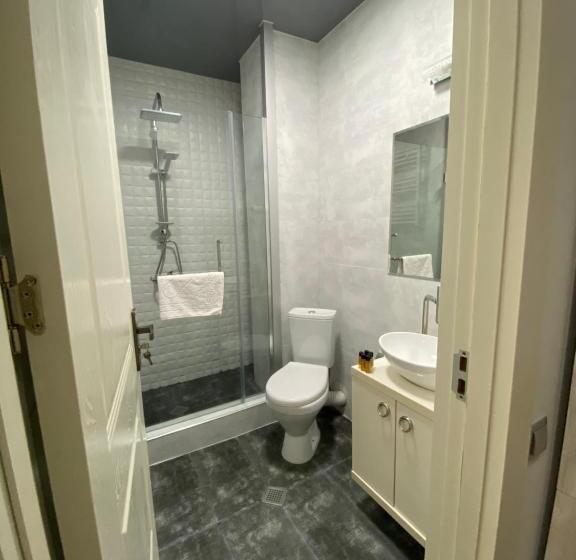 اتاق استاندارد سه تخته با بالکن, Rustaveli