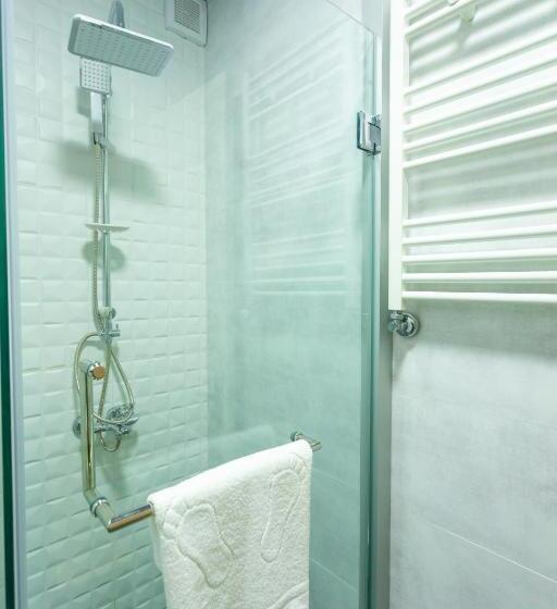 اتاق لوکس, Rustaveli