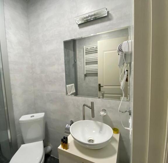 اتاق استاندارد سه تخته با بالکن, Rustaveli