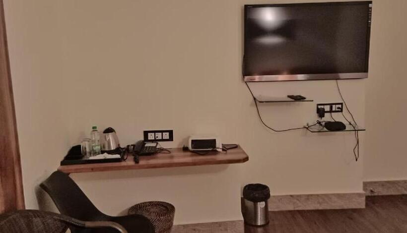 اتاق لوکس با بالکن, Banalari Pine Inn