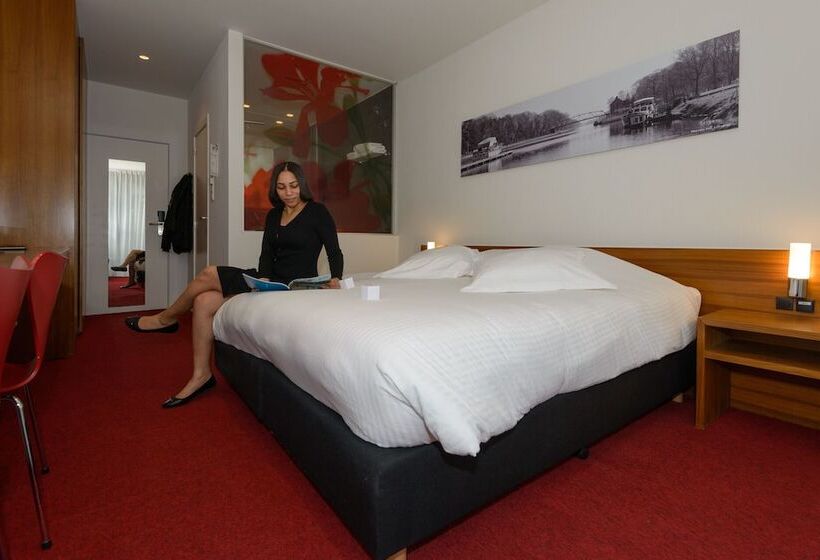 Номер Стандарт, Corbie Mol