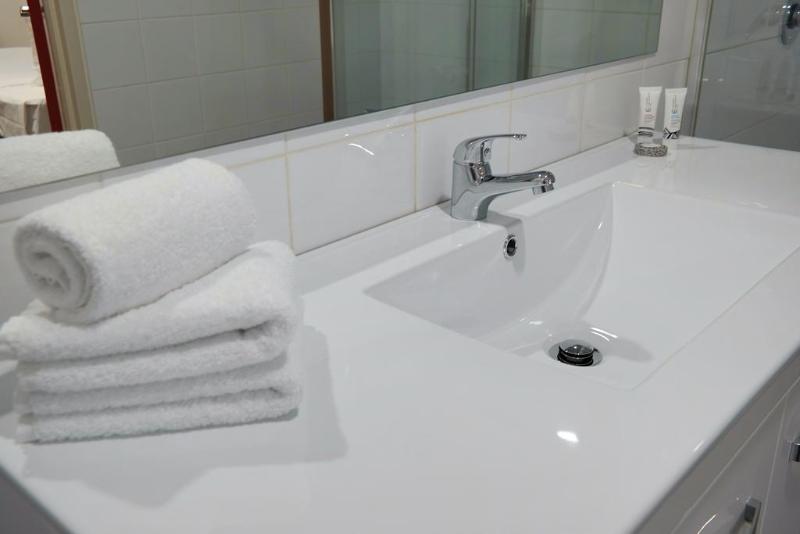 غرفة قياسية ثلاثية, 28