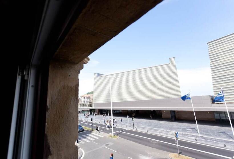 جناح جونيور, Arrizul Beach