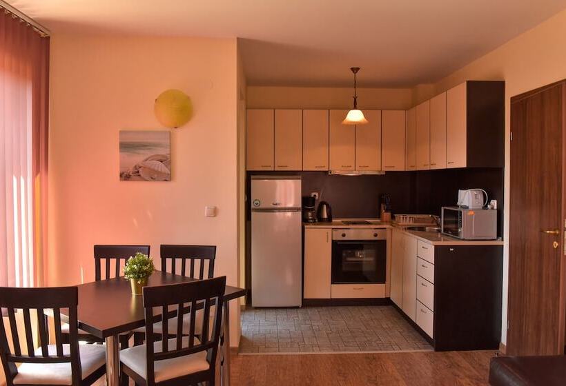 דירת חדר, Bojur & Bojurland Apartment Complex