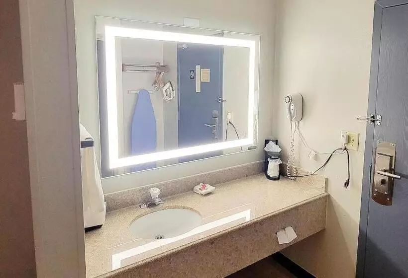 身障者適用スタンダードルーム, Days Inn By Wyndham Pleasant Prairie Kenosha