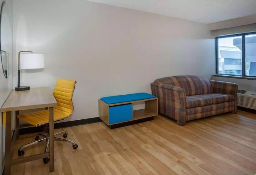 キングサイズベッドのデラックススイート, Days Inn By Wyndham Pleasant Prairie Kenosha