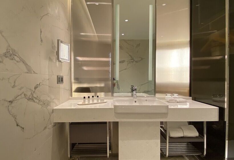 اتاق اجرایی, Monarch Plaza