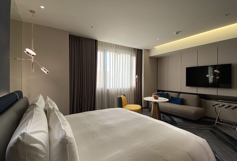 اتاق اجرایی, Monarch Plaza