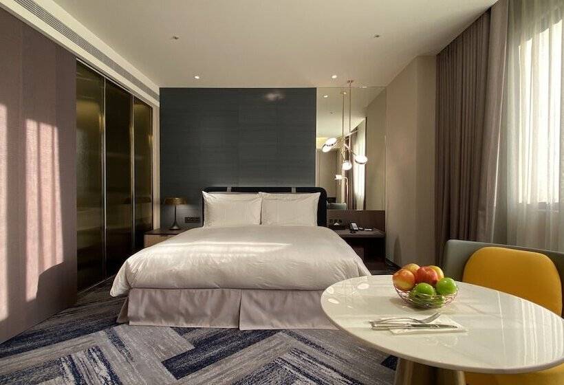 اتاق اجرایی, Monarch Plaza