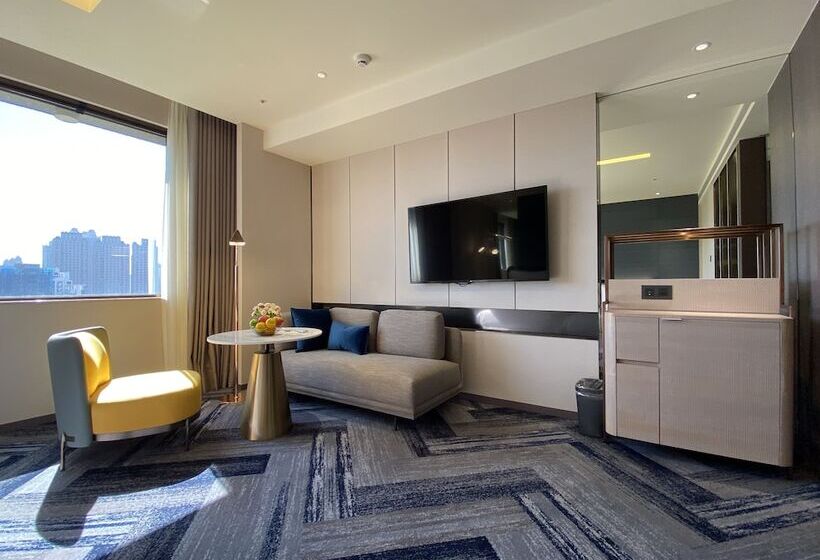 اتاق اجرایی, Monarch Plaza