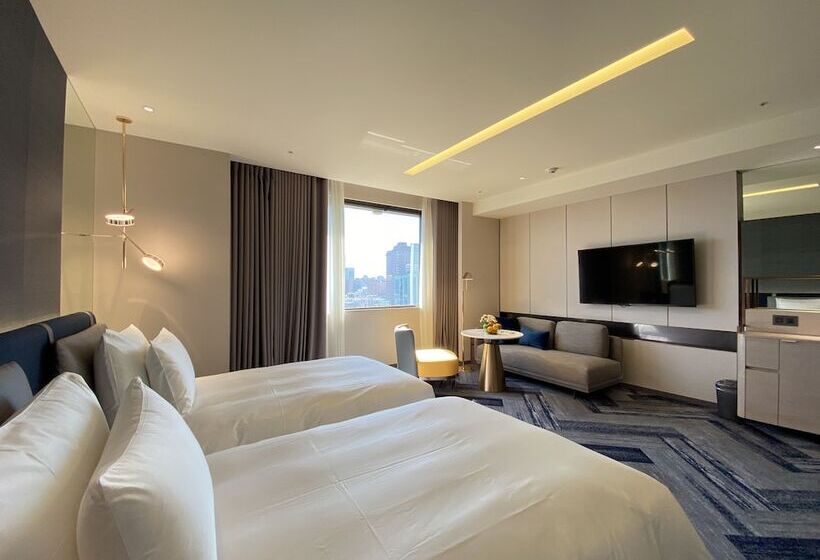 اتاق اجرایی, Monarch Plaza