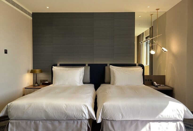 اتاق اجرایی, Monarch Plaza