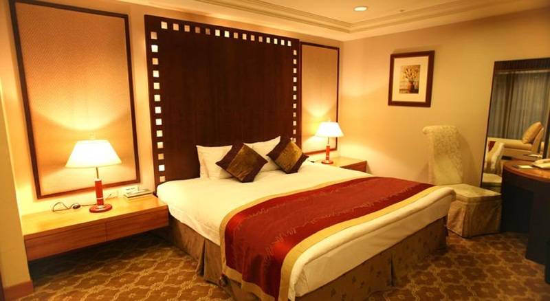 اتاق اجرایی, Monarch Plaza