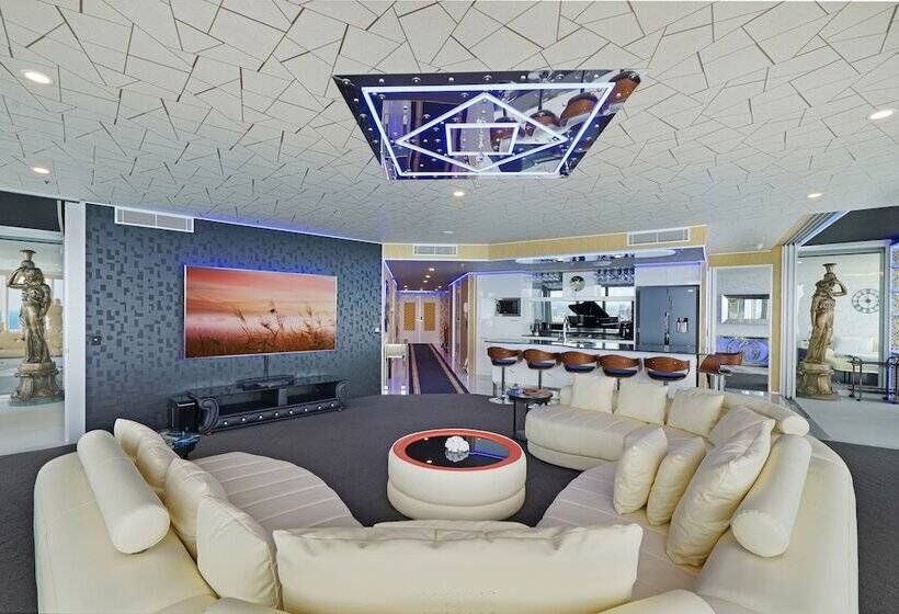 סוויטת 3 חדרי שינה, Q1 Resort & Spa