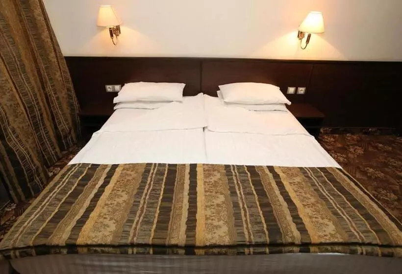 2 Bedroom Suite, & Restaurant The House