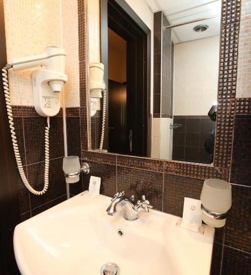 标准三人间, & Restaurant The House