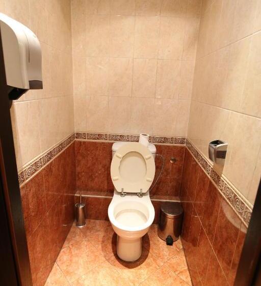 标准三人间, & Restaurant The House