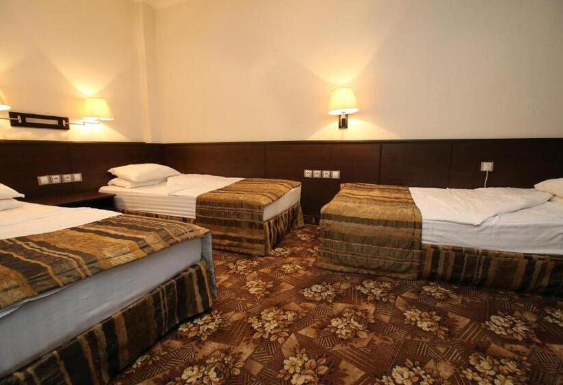 标准三人间, & Restaurant The House