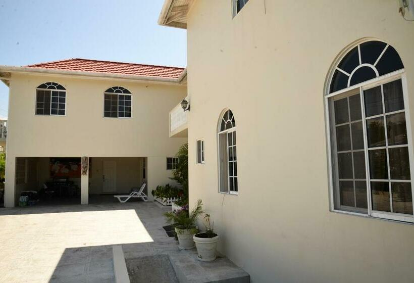 سوئیت با بالکن, Retreat Guest House