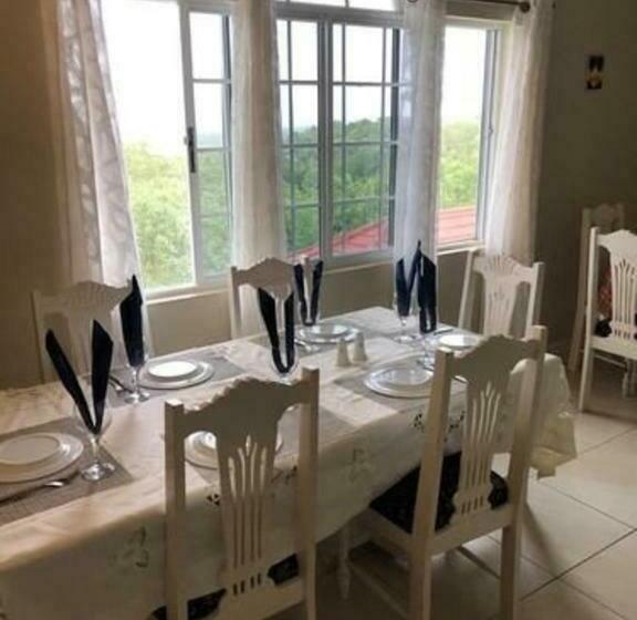 سوئیت با بالکن, Retreat Guest House