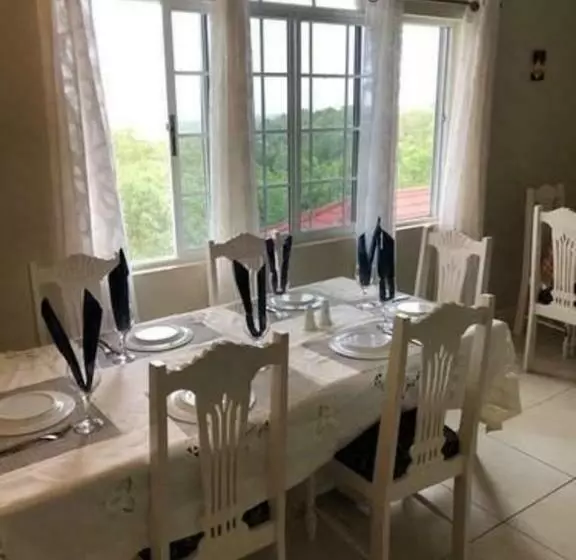 سوئیت با بالکن, Retreat Guest House