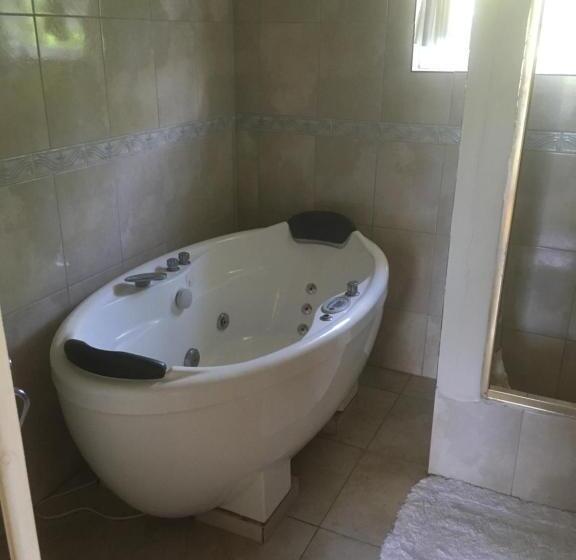 سوئیت با بالکن, Retreat Guest House